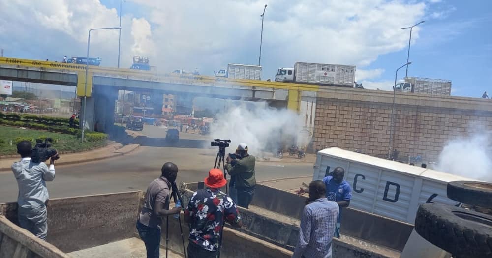 Running Battles, Chaos During William Ruto's Kisumu Visit as Mob Pelt His Motorcade with Stones