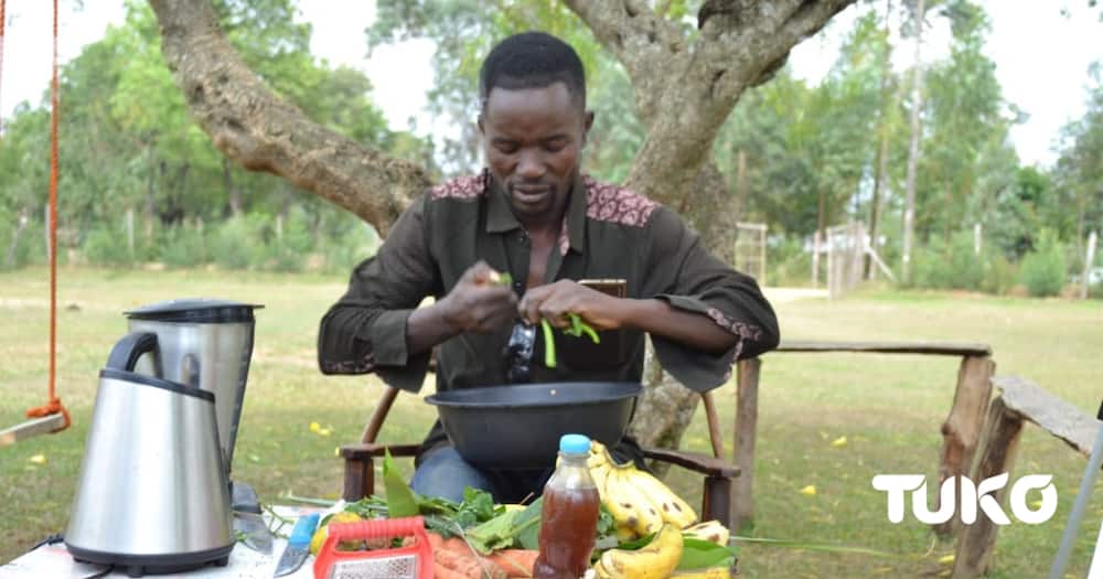 Ken Lubanga preparing juice.