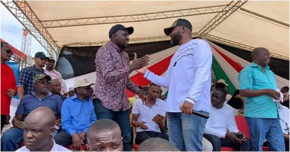 Picha za Murkomen akimuinamia Raila kwenye jukwaa zazua mjadala