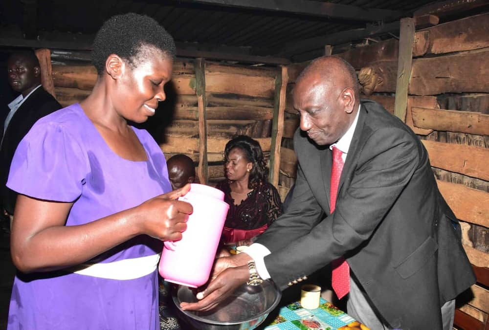 Ruto afurahia chai kwa chapati huko Mumias, azirarua bila ya huruma