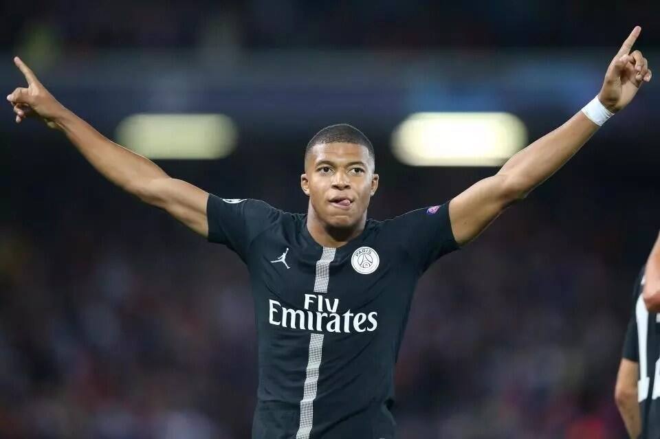 Mbappe finally replaces posters of Ronaldo in his room ...