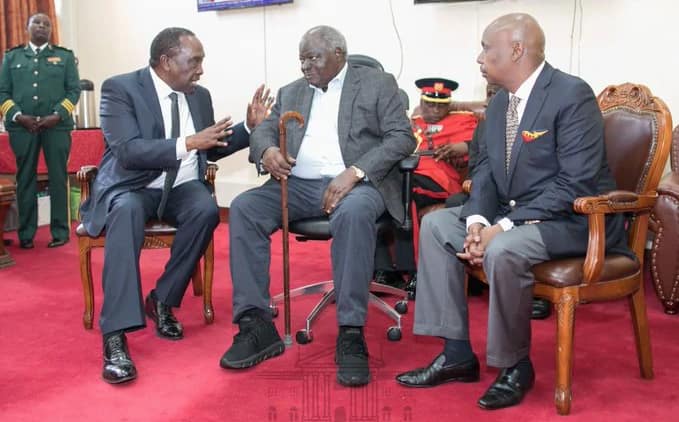 Miguna under fire from netizens for hitting out at Mwai Kibaki's shoes during Moi's body viewing