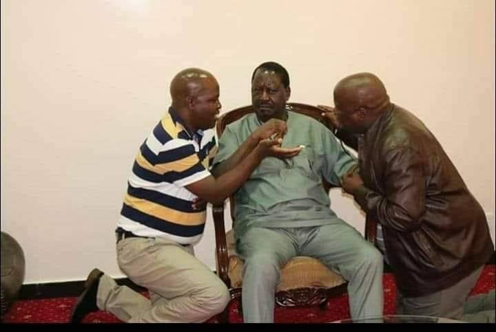 Naibu gavana wa Kisumu apiga magoti kuzungumza na Raila Odinga?