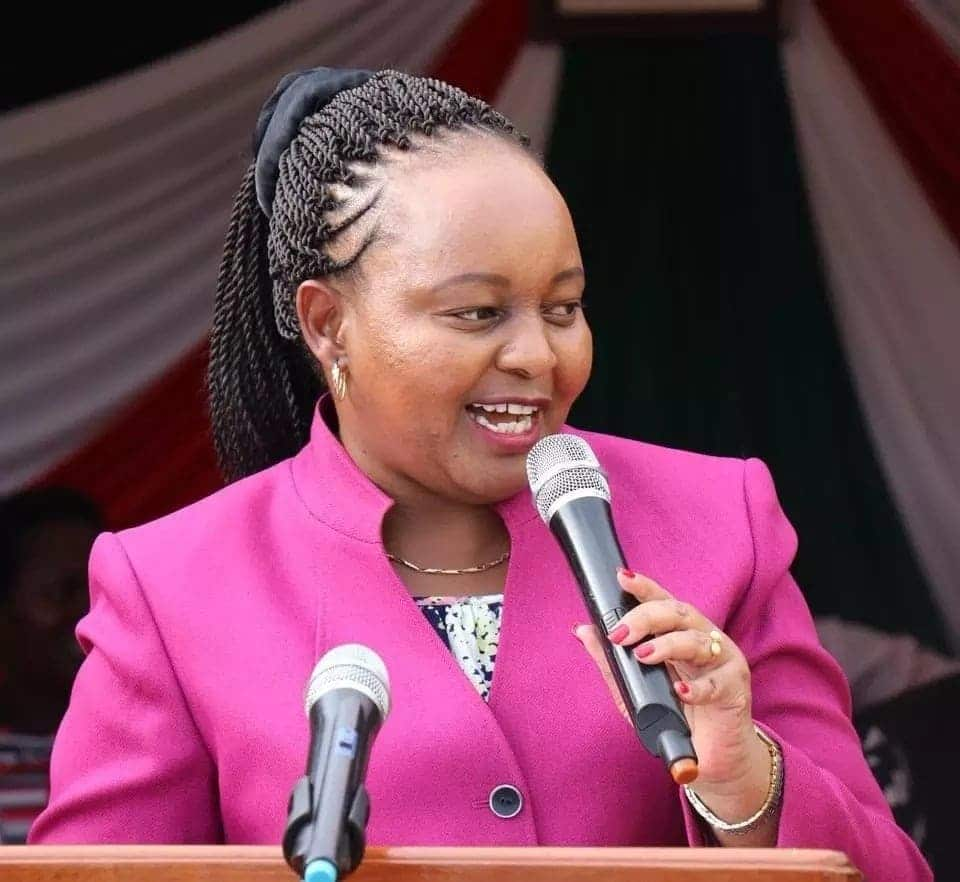 Gavana Waiguru Awafunza Wanafunzi Kusakata Densi ya Wimbo Sukari