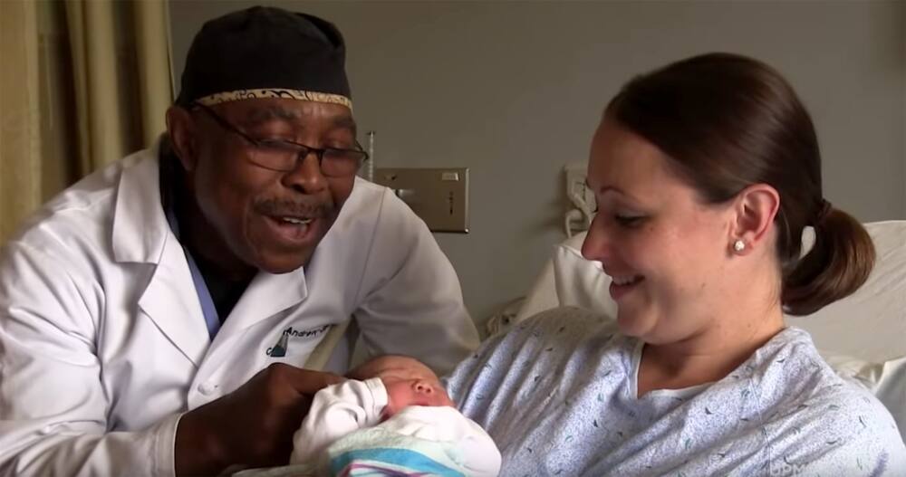 Doctor who sang to over 8000 babies he delivered honored after 40-year career