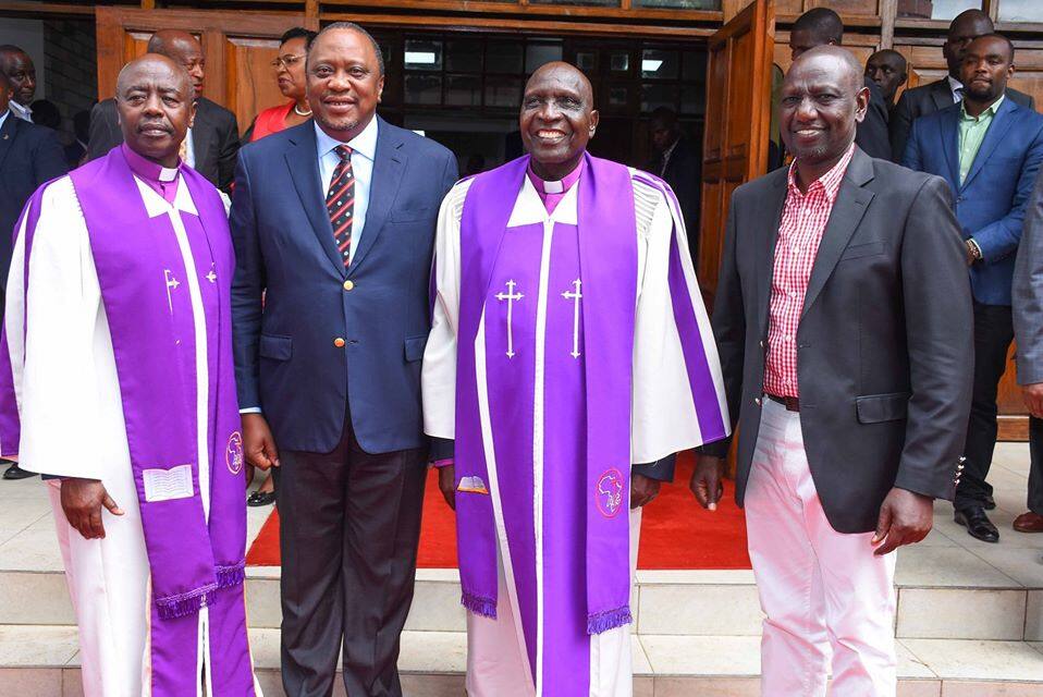 Rais Uhuru Kenyatta, naibu wake William Ruto pamoja na maaskofu Julius Yego na Abraham Mulwa. Picha: William Ruto