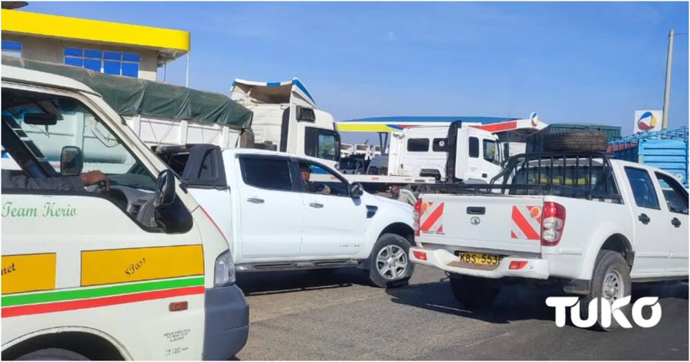 Motorists lining up at a filling station. Photo: TUKO.co.ke.