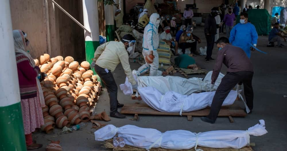 Families are lining up with their dead bodies in the already overwhelmed crematoriums. Photo: Aljazeera.