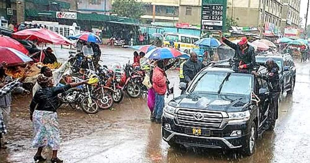 Photo of Uhuru campaigning in rain with background of low fuel prices emerges