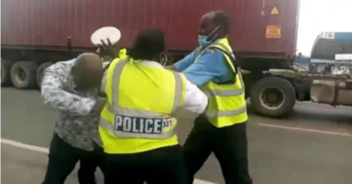 Video: 2 Cops trading punches over a bribe