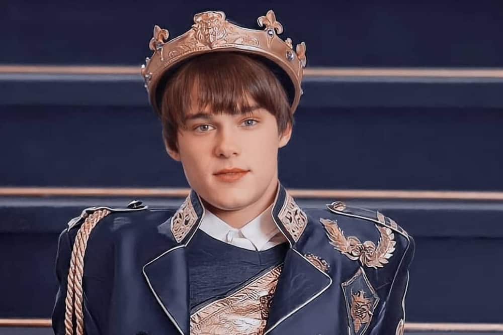 Mitchell Hope from Descendants: girlfriend, height, net worth, family 