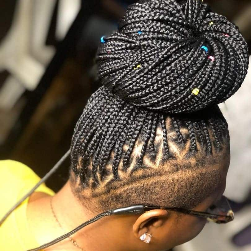 Featured image of post Knotless Box Braids In A Bun / These knotless box braids with locs for this week&#039;s &#039;braid up&#039; are everything!