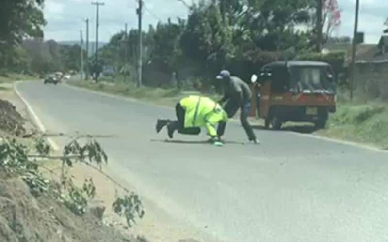 Dereva wa tuk tuk aliyemswaga polisi Nakuru anasubiriwa na sheria kali