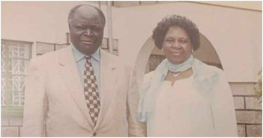 Picha ya Mwai Kibaki, Mary Wambui Wakiwa Wameshikana Mikono Kimahaba Yaibuka