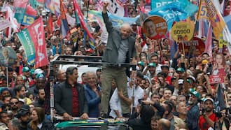 Lula must fight for center to win Brazil runoff: analysts