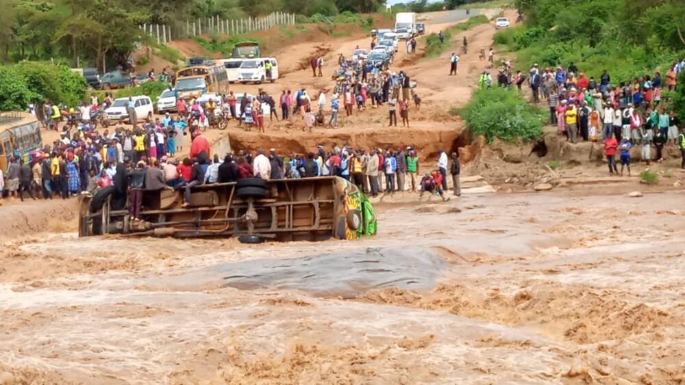 Makueni: Abiria waliokuwa wakielekea mkutano wa BBI wanusurika kifo katika Mto Waani