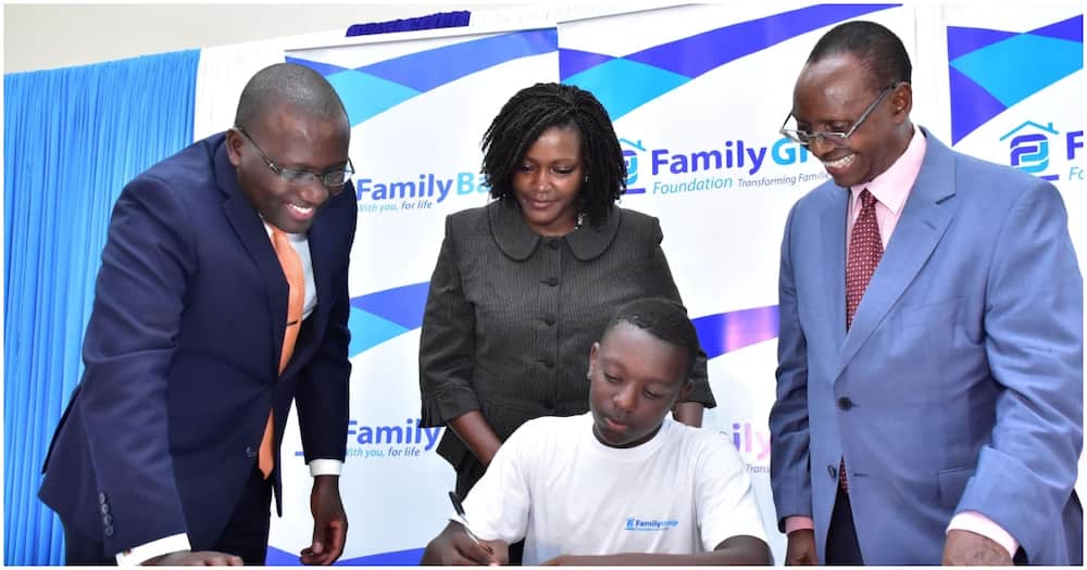 The Family Group Foundation Chairman Francis Muraya, CEO Rebecca Mbithi, the Bank's Chairman Dr. Wilfred Kiboro with student Antony Opondo. Photo: Family Bank.