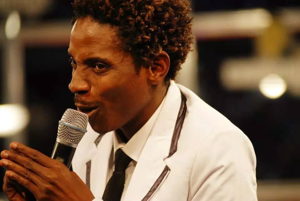 Eric Omondi achukua paka barabarani na kumfanyia kisichoelezeka