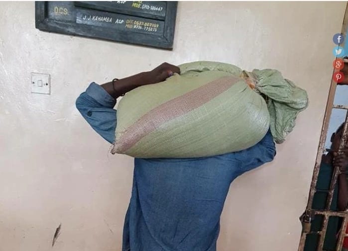 Thief forced to surrender to police after sack of maize he stole stuck on his back