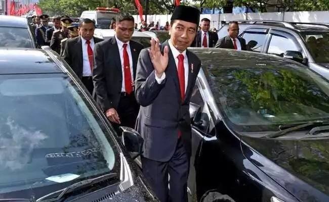 He walked for over 2km as crowds cheered him along the way. Photo: Facebook/President Joko Widodo