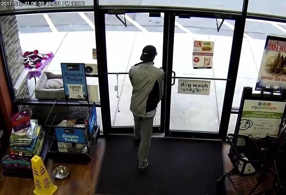 Mwizi anakikiliwa na CCTV akiiba mkoba wa mhudumu dukani