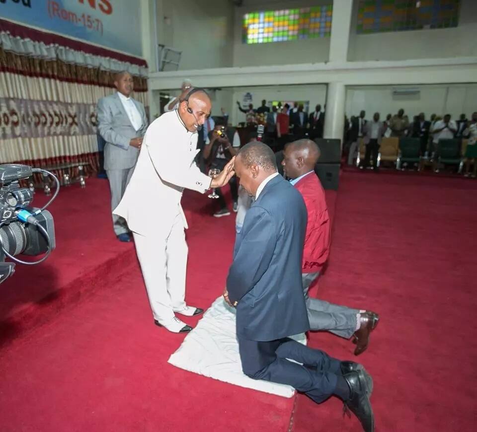 Uhuru na Ruto waombewa na mhubiri wa kanisa la Jesus ministry mtaani Roysambu