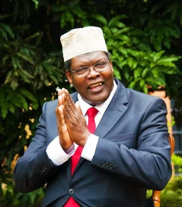 Miguna puts aside signature cap, shows partially bald head to the public