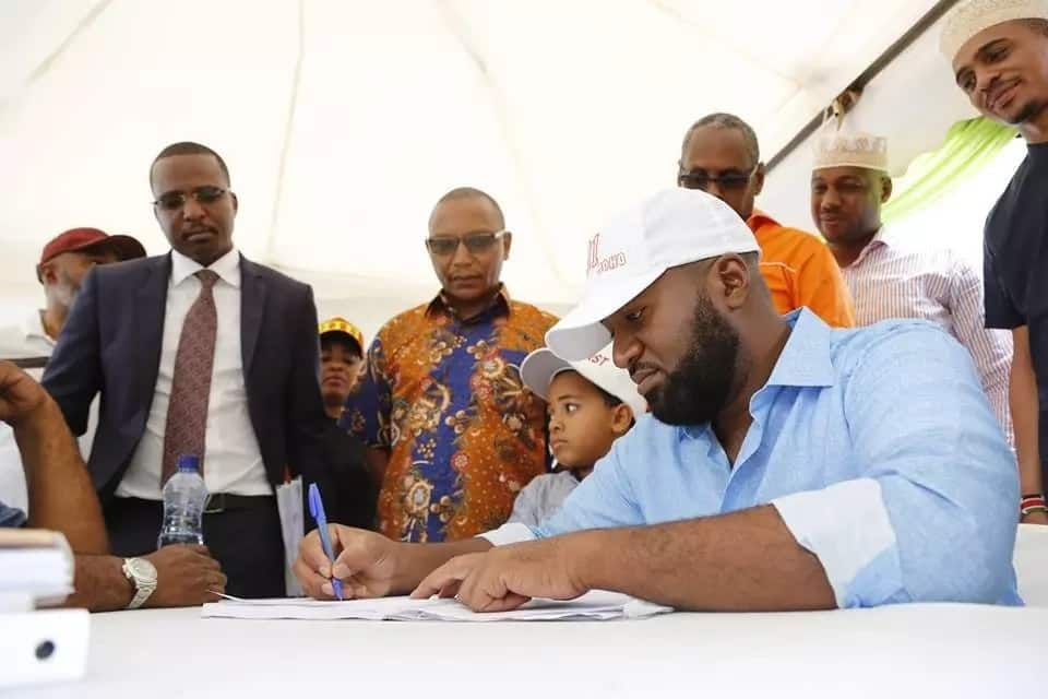 Pata kujionea picha za kipekee za Gavana Hassan Joho wa Mombasa na mwanaye wakiwa jiji takatifu la Mecca