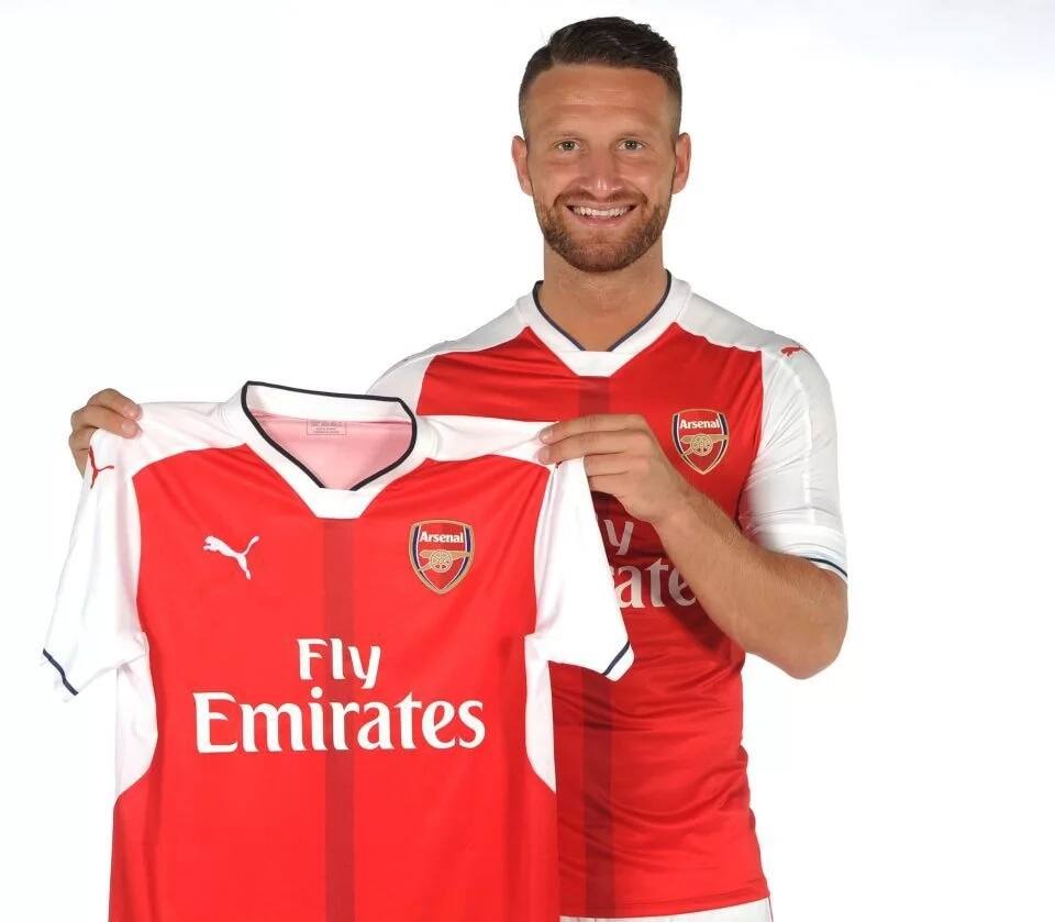 Lucas Perez gets the cursed number 9 jersey at Arsenal