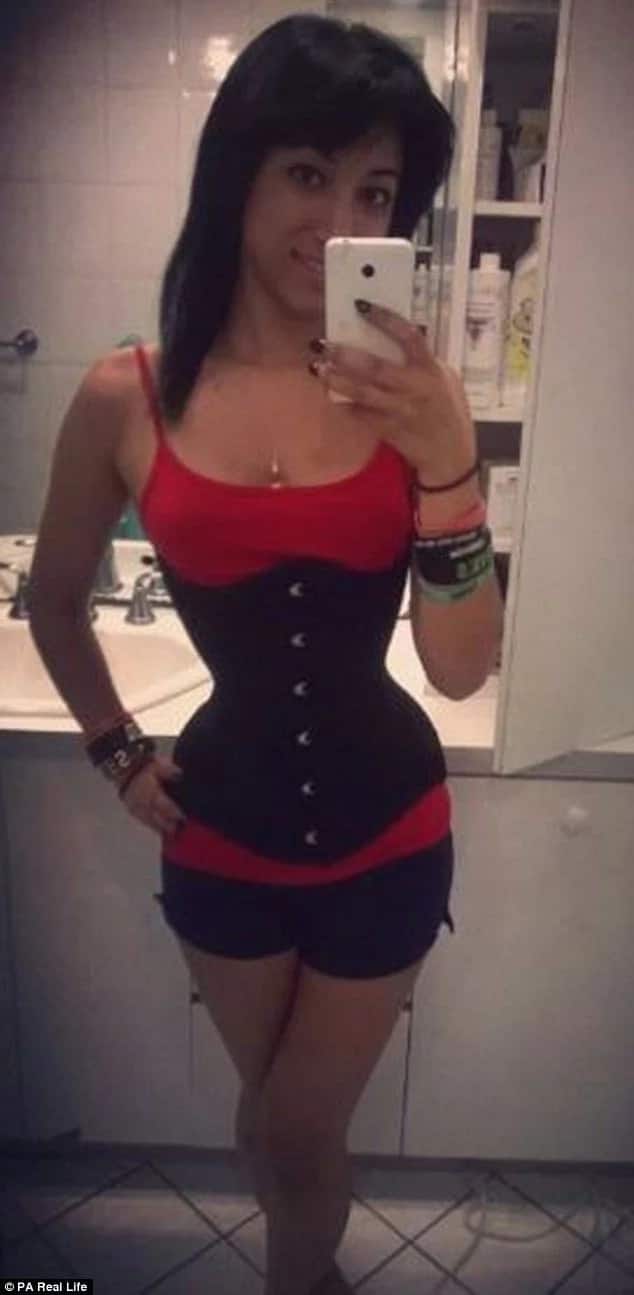 Meet woman, 20, who has tiny 45-cm waist after wearing corsets for 7 YEARS (photos)