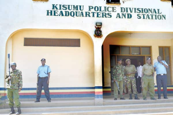 Kisumu: Rowdy youths storm county offices, attack and injure officials while demanding jobs