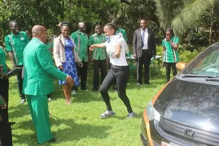 Mbunge wa Jubilee amzwadi bintiye kwa gari wiki chache baada ya kusitisha shughuli kijijini kwa karamu kuu kwake (picha)