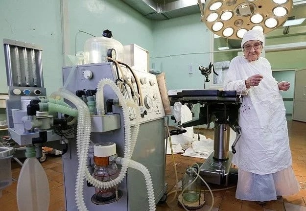 Meet world's OLDEST SURGEON who performed 10,000 operations and has no plans to retire (photos)