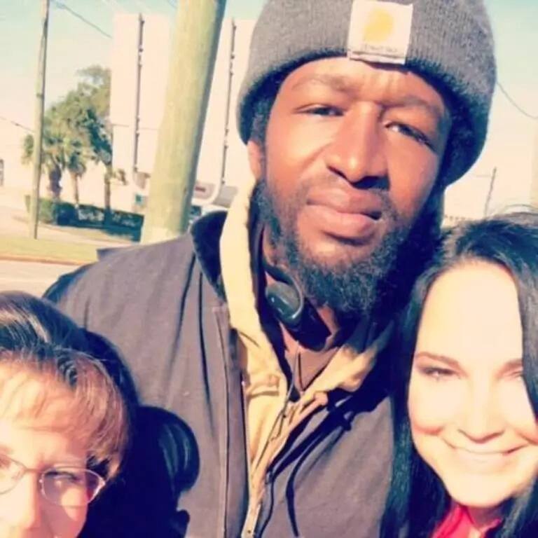 Kindhearted mother takes homeless man who was ABANDONED by parents, gives him new leaf of life (photos)