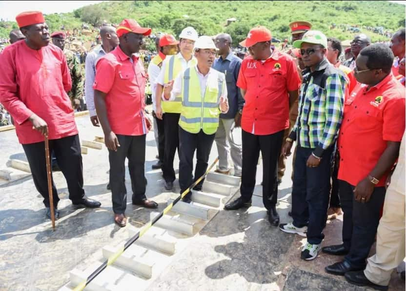 Ababu Namwamba alazimishwa kukubali mbele ya Rais Uhuru hatoshi mboga Budalangi