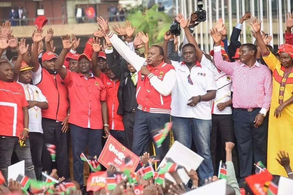 UhuRuto wajizolea sifa kochokocho, tazama walichomfanyia mkosoaji mkubwa wa Jubilee