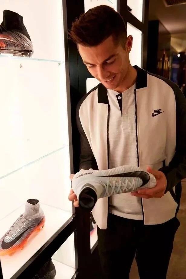 Idadi ya viatu vya Cristiano Ronaldo nyumbani kwake itakushangaza