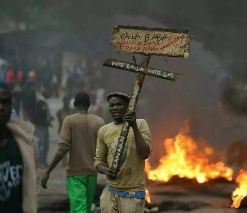 Vote Raila, vote God: Another photo depicting Raila Odinga's fanatical following emerges