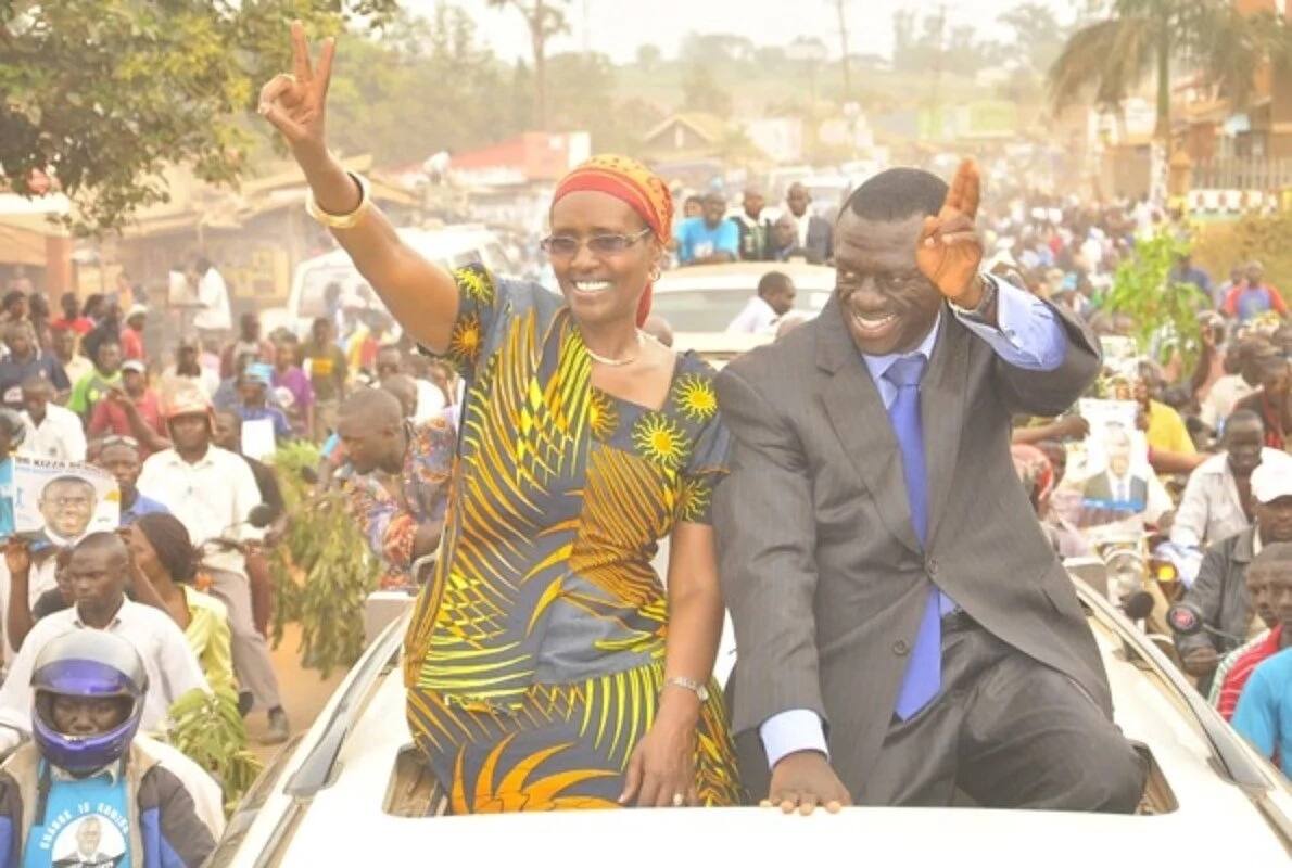 Una Habari Kizza Besigye Alikutana Na Mkewe Wakati Wa Vita Msituni ...