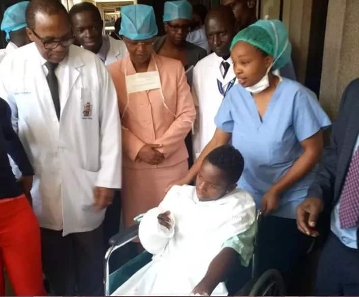 Mvulana wa miaka 17 kutoka Kiambu ambaye mkono wake ulikarabatiwa na hospitali ya Kenyatta akwama kutokana na bili kubwa