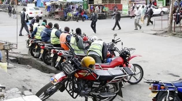 Kakamega: Watu wa Boda Wamfukuza Mwenzao Kwa Madai Anawanyemelea Wake Zao