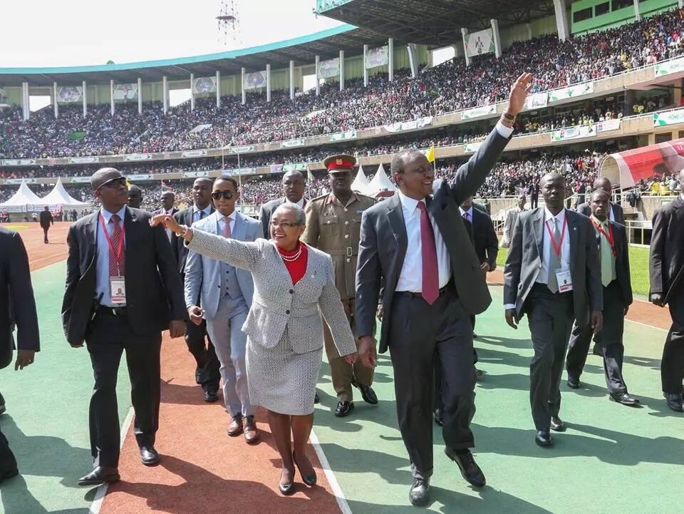 Nani wakali kwa mapenzi? Ni Raila na Ida au Uhuru na Mama Margaret? (Picha)