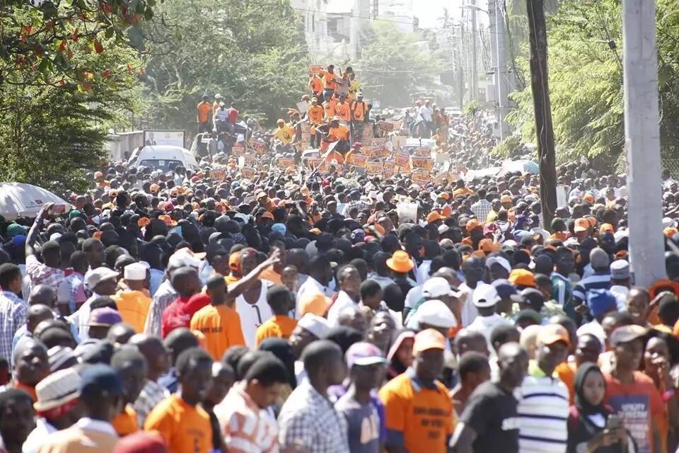 Raila praises Joho, makes promise to the governor in front of thousands