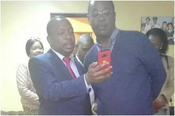 Mike Sonko amwonyesha Kidero kitu kwenye simu yake, Ni nini?