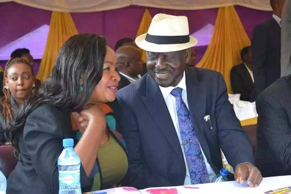 Picha ya Raila akimezea mate 'Mali' ya Wavinya Ndeti yasisimua mitandao ya kijamii