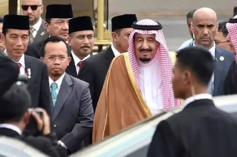 Mfalme wa Saudia afanya ziara Indonesia kwa ndege ya dhahabu!