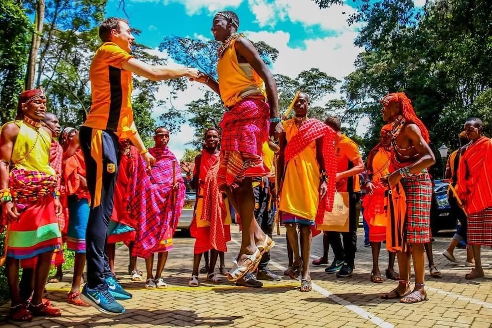 Wachezaji wa Hull City wapatana na Wamorani baada ya kucharaza Gor Mahia