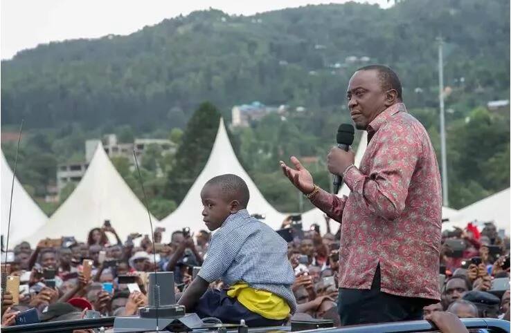 Rais Uhuru asisimua wengi kwa kumpa nafasi mwanfunzi mdogo kuhutubia wananchi kericho