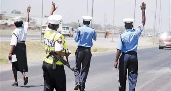 Afisa wa trafiki acheza densi akiwa kazini, asahau habari ya hongo (Video)