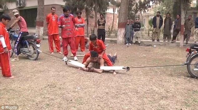 See man who bends metal bars with his MOUTH and hangs bricks from his EYES (photos, video)